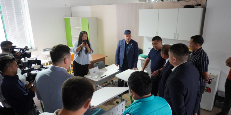 Депутат Алматы облысында «Жайлы мектеп» аясында салынып жатқан мектептің құрылысымен танысты