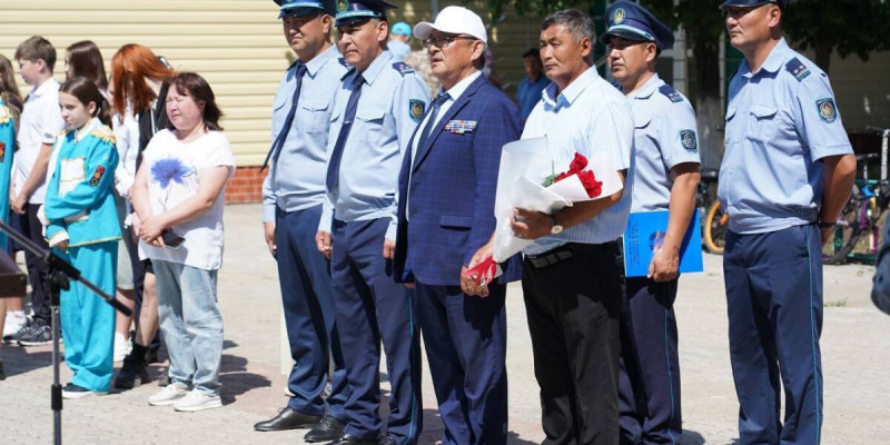 Жүрегіне пышақ қадаған: Отбасылық жанжалға ара түсемін деп мерт болған полицейдің атындағы сынып ашылды (ВИДЕО)