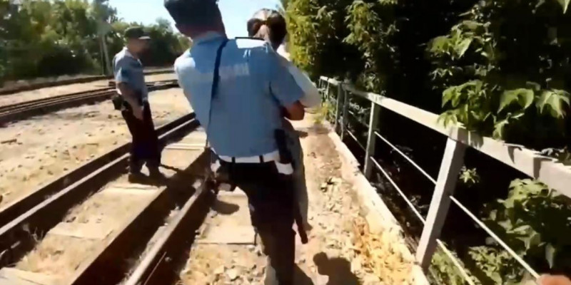 Шымкентте бойжеткен көпірден секірмек болды