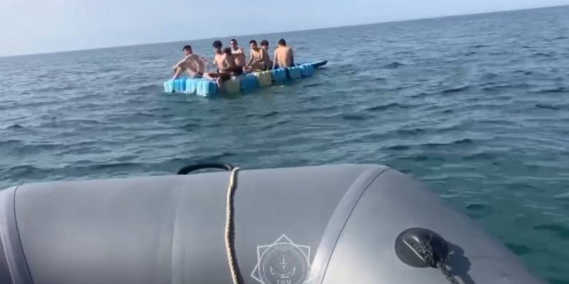 6 жасөспірім қолдан жасалған қайықпен ашық теңізге шығып кеткен (ВИДЕО)