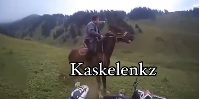 Тауда мотоцикл жүргізушілерін қамшымен сабағандар іздестіріліп жатыр (ВИДЕО)