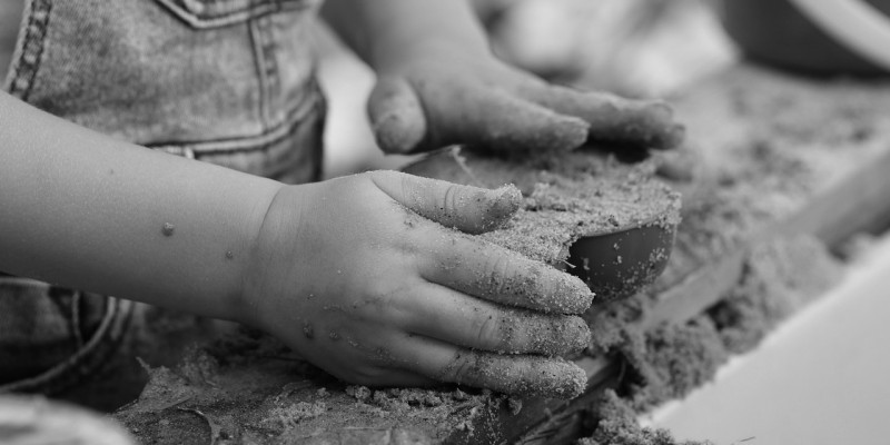Семейде күтушінің күйеуі баланы өлтіріп, денесін әжетханаға тастаған