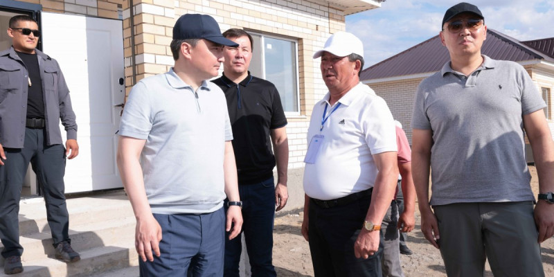 Олжас Бектенов су тасқынынан зардап шеккен ақтөбеліктерге салынып жатқан үй құрылысы жұмыстарымен танысты