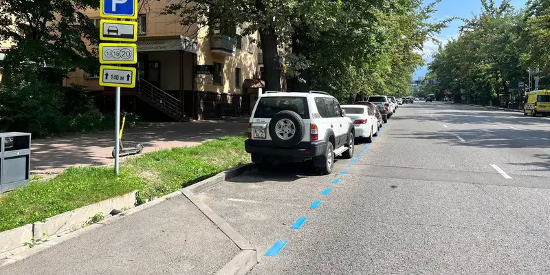 Алматыдағы жолдарға көк таңба салынып жатыр (ФОТО)