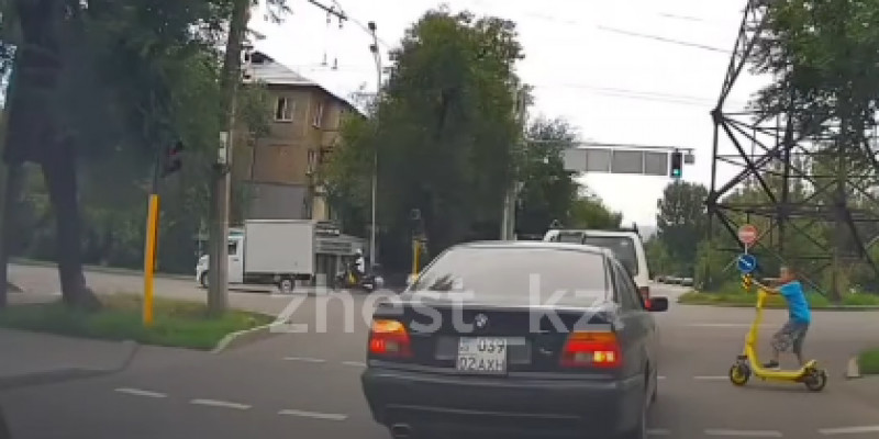 Алматыда самокат мінген баланы жүк көлігі қағып кетті (ВИДЕО)