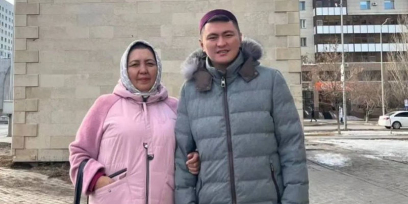 «Қабырғам қайысып тұр»: Дәулет Мұқаев өмірден өткен анасына әсерлі жазба арнады