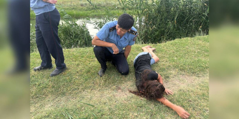 Полицей суға батып бара жатқан әйелді құтқарып қалды