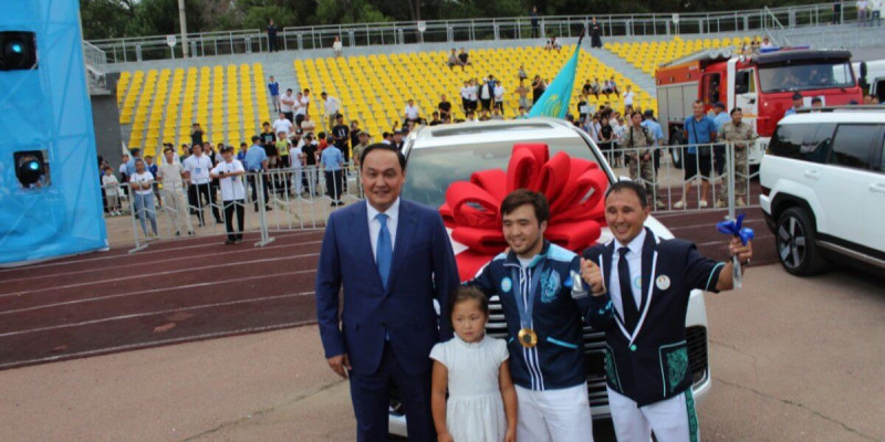 Елдос Сметовке бес бөлмелі пәтер мен Lexus 600 табысталды