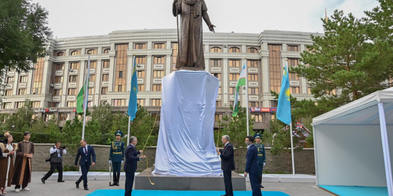 Тоқаев пен Мирзиеев Астанада Әлішер Науаи ескерткішін ашты