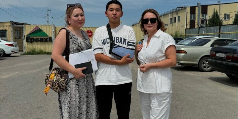 «Қолын пакетке салып алған»: Мүгедек болып қалған бозбала әділдік таппай жүр