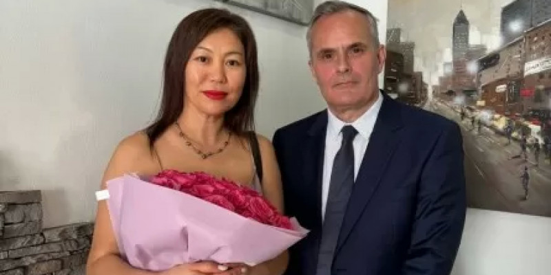 FlyArystan басшысы қызы әуежайда жалғыз қалып қойған анадан кешірім сұрады