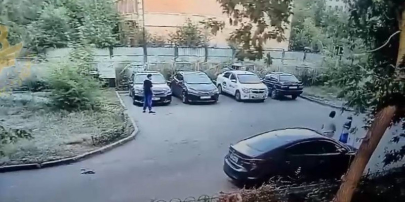 Астанада 15 жастағы жасөспірімді үш жерден пышақтап кетті (ВИДЕО)