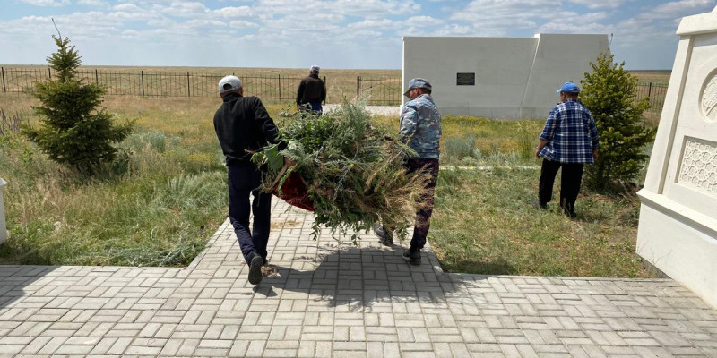«Таза бейсенбіге» қатысқандар тарихи ескерткіштерді тазалады