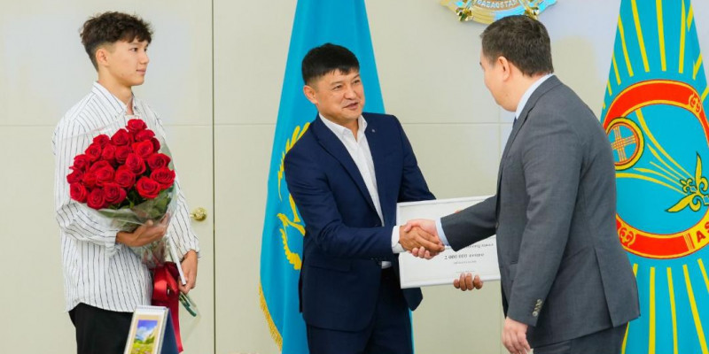 Өртеніп жатқан пәтерге кіріп, қызды құтқарған тұрғынға 2 млн теңге берілді