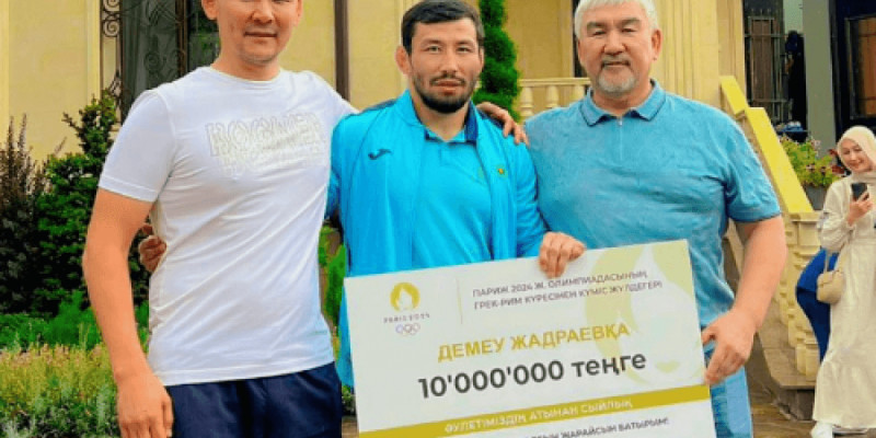 Ақтөбелік депутат Демеу Жадыраев пен бапкеріне 10 миллион теңгеден табыстады