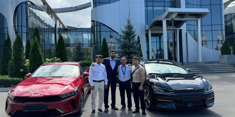 Кәсіпкер Кеңес Рақышев Сметов пен Қырғызбаевқа көлік мінгізді