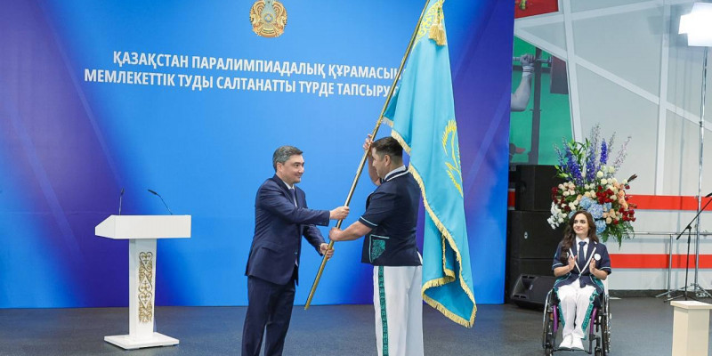 Премьер-Министр Паралимпиада ойындарына қатысушыларға мемлекеттік туды табыс етті