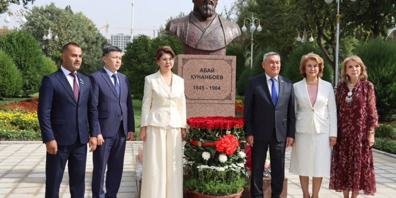 Душанбеде қазақтың ұлы ақыны Абайдың бюсті ашылды