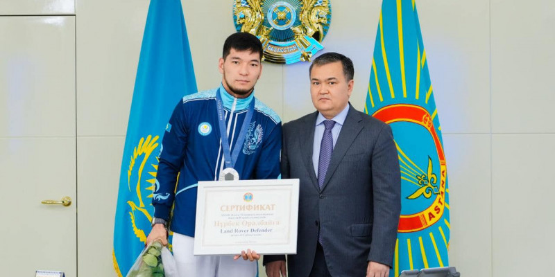 Елорда әкімі боксшы Нұрбек Оралбайға керемет сыйлық жасады