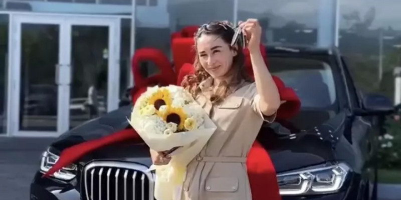 Әбиба Әбужақынова тағы бір көлікті сыйға алды
