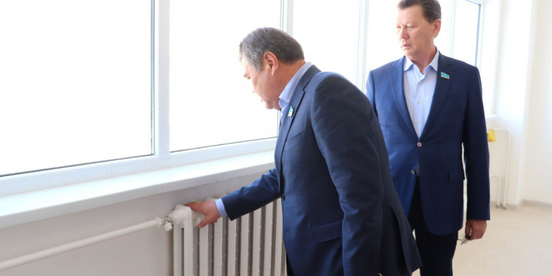 Мәжіліс депутаттары мектептердің жағдайын көріп қайтты
