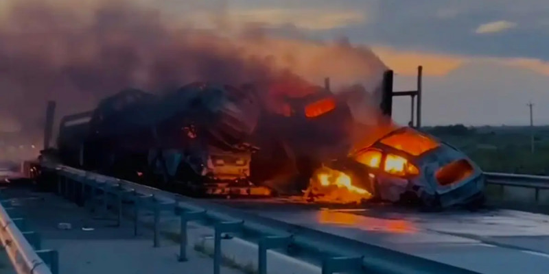 Жетісу облысында екі жүк көлігі соқтығысып, 16 көлік жанып кетті