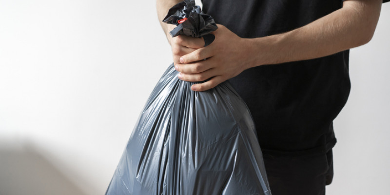 Павлодарлық тұрғын  қарызын қайтармаған әйелге нәжіс лақтырған