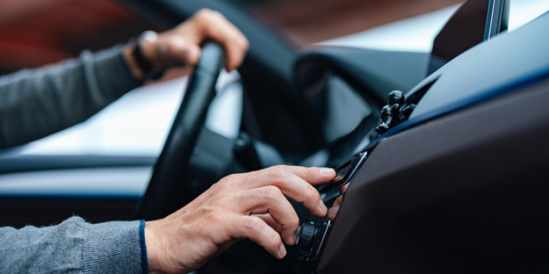 Астанада автосервис қызметкері клиенттің көлігін металға өткізіп жіберген