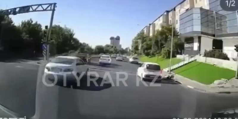 Шымкентте пышақ ұстаған ер адам полицейге шабуыл жасады
