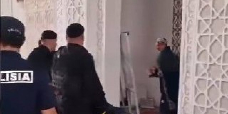 Астанадағы мешітте ер адам келушілерді пышақпен қорқытты (ВИДЕО)
