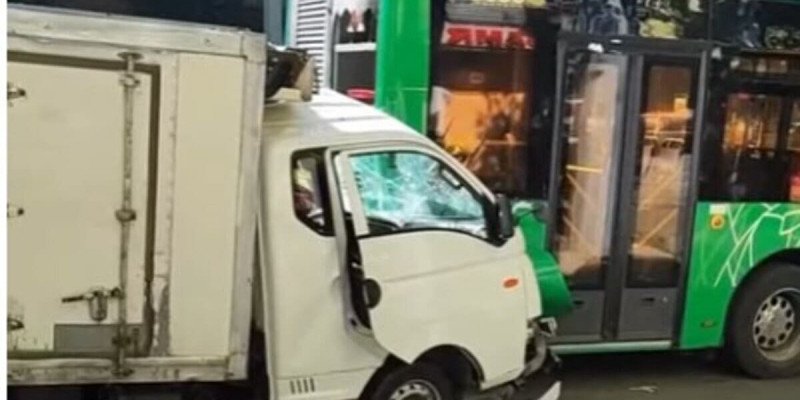 Алматыда жүк көлігі автобусқа соғылды
