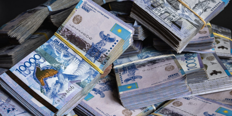Атырауда 3 мектептің бухгалтері 81 млн теңге жымқырған