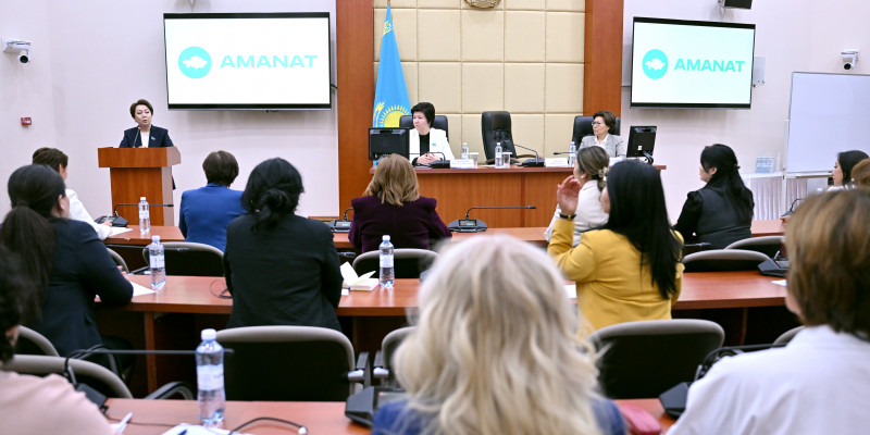 Мәжіліс депутаттары «Tomiris» жобасының түлектерімен кездесті
