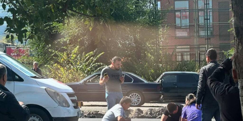 Есік қаласында жедел жәрдем көлігі 2 қызды қағып кетті