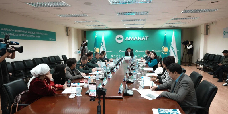 «AMANAT» әскердегі тәртіпті талқылады