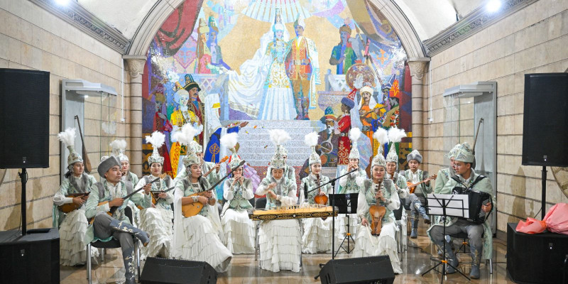 Алматы метросының жолаушылары ән мен күйге бөленді