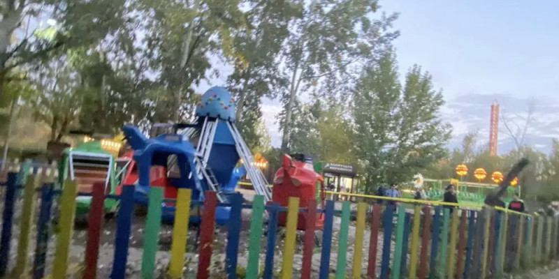 Қарағандыдағы саябақта адамдар мінген аттракцион құлады