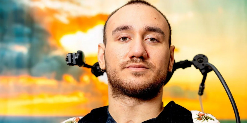 Миына чип орнатылған алғашқы адам қалай өмір сүріп жатқаны туралы айтып берді