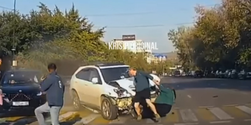 Алматыда жол талғамайтын автокөлік үш адамды қағып кетті (ВИДЕО)