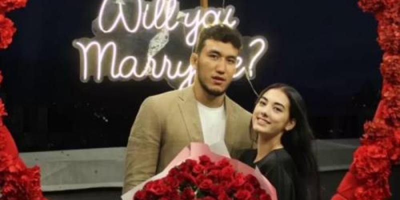 Әлем чемпионы Ризабек Айтмұхан сүйіктісіне ұсыныс жасады