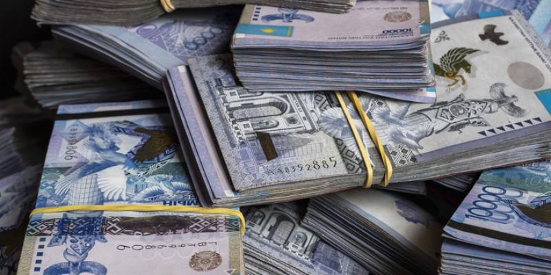 Шымкентте ХҚКО қызметкері халықты 180 млн теңгеге алдап соққан