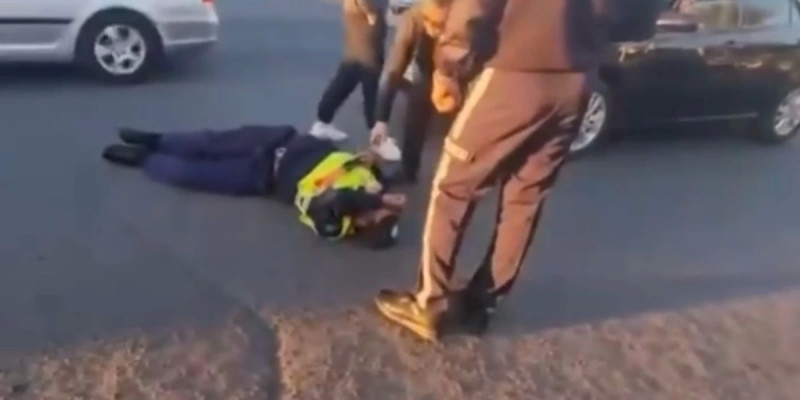 Атырауда полиция қызметкерін көлік қағып кетті