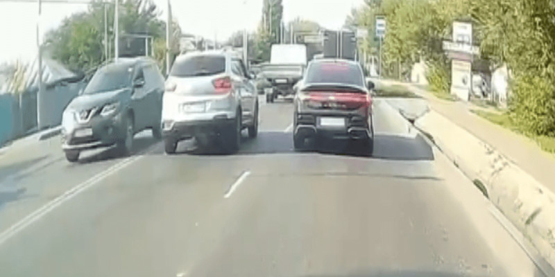 Алматыда көлік жүргізушісі жол үстінде атыс ұйымдастырған