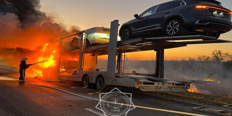 Ақтөбе облысында алты көлікті тиеген автовоз өртеніп, екі адам зардап шекті