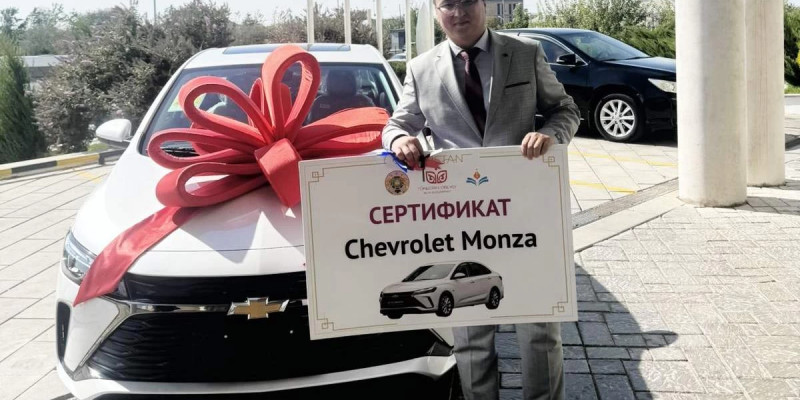 Түркістан облысының әкімі шәкірті 42 елден шақырту алған ұстазға көлік берді
