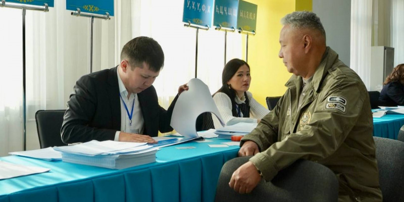 Азат Перуашев референдумда дауыс берді