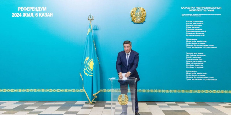 Премьер-министр алғашқылардың бірі болып дауыс берді