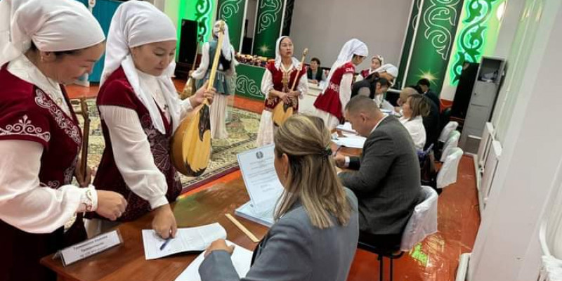 Референдумда термеші-жыраулар ерекше дауыс берді