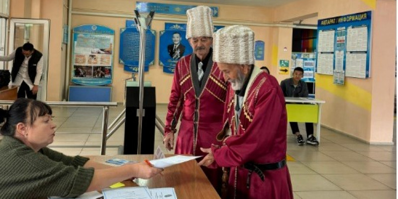 Ұлттық киім киген әзербайжан ұлтының өкілдері референдумда дауыс берді