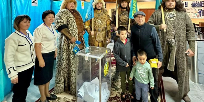Ұлы дала рухы: дауыс беруге келген халықты алып азаматтар қарсы алды